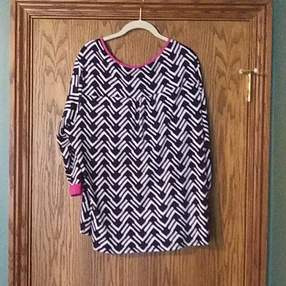 Women's Notations V Button Patterned Top - Picture 5 of 8